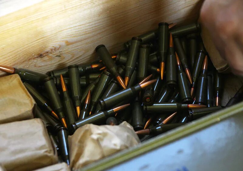 Большой запас патронов. Боевые патроны. Большой запас патронов. Запас патронов для ружья. Большая зелёная банка от патронов.