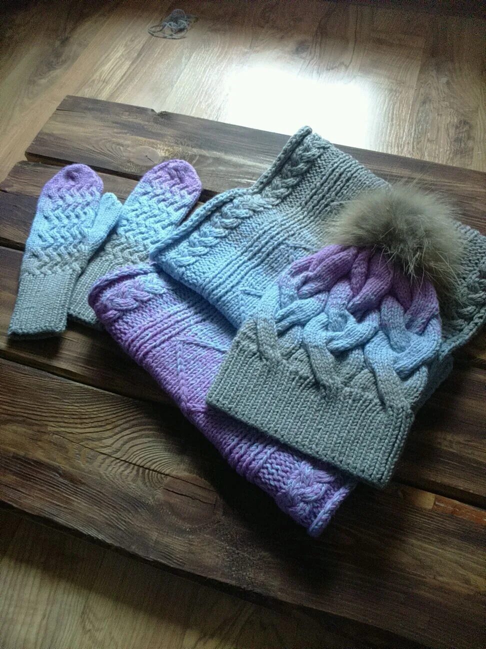 Шапка для вк градиент. Вязаные шапки с градиентом. Шапка градиентом спицами. Шапки ручной вязки. Вязаные шапки с градиентом.