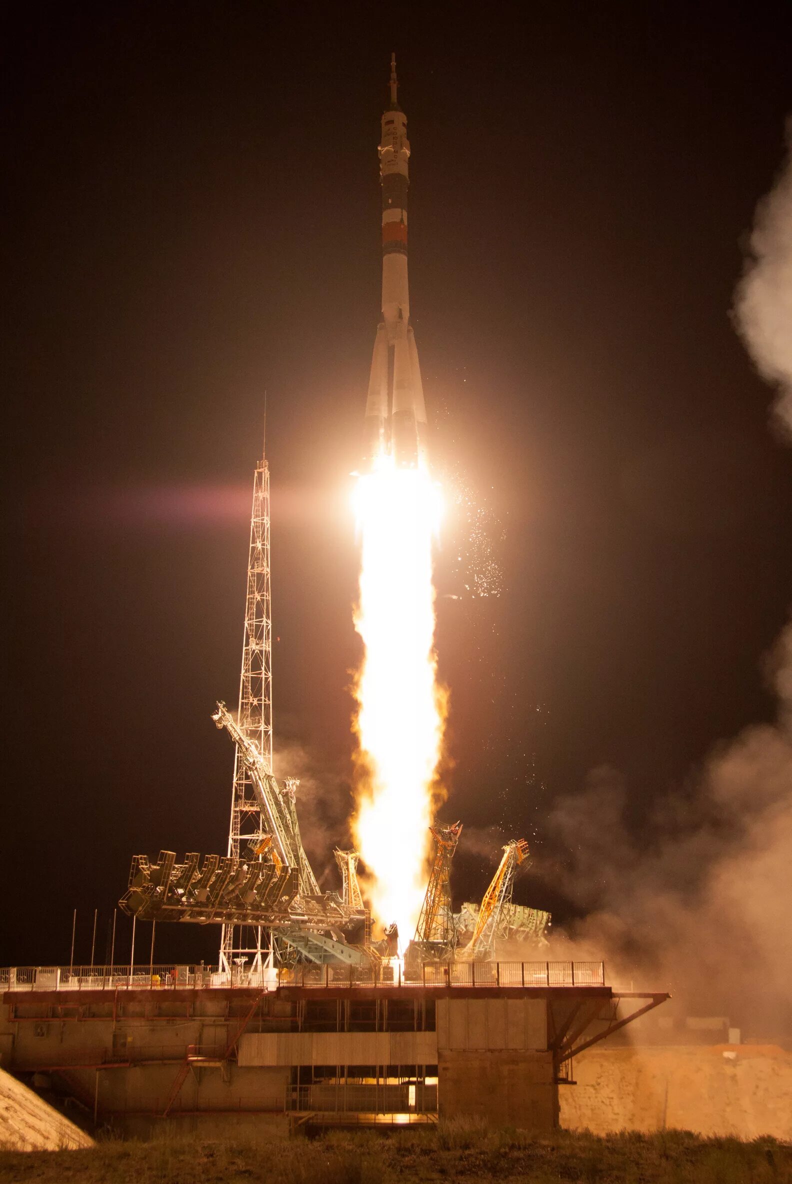 Запустили ракету сегодня с байконура. Ракета на космодроме Байконур. Космодром Байконур старт ракеты Союз. Роскосмос Байконур. Ракета Роскосмос Байконур.