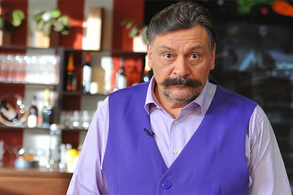 Киркоров в красном пиджаке. Пародист игорь христенко. Леонид якубович. Фёдор добронравов 6 кадров. Почитать про артистов.