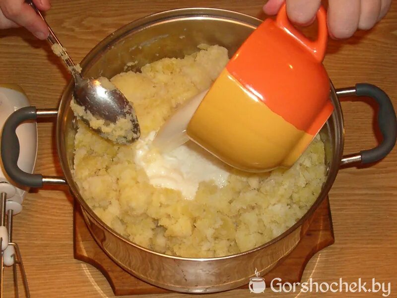 Процесс приготовления картофельного пюре. Жидкое картофельное пюре. Жидкая картошка толченая. Процесс приготовления пюре из картофеля.