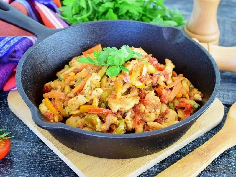 Овощное рагу с куриным филе на сковороде. Овощное рагу с курицей. овощное рагу с куриной грудкой. рагу из кабачков. овощное рагу с курицей и кабачками.
