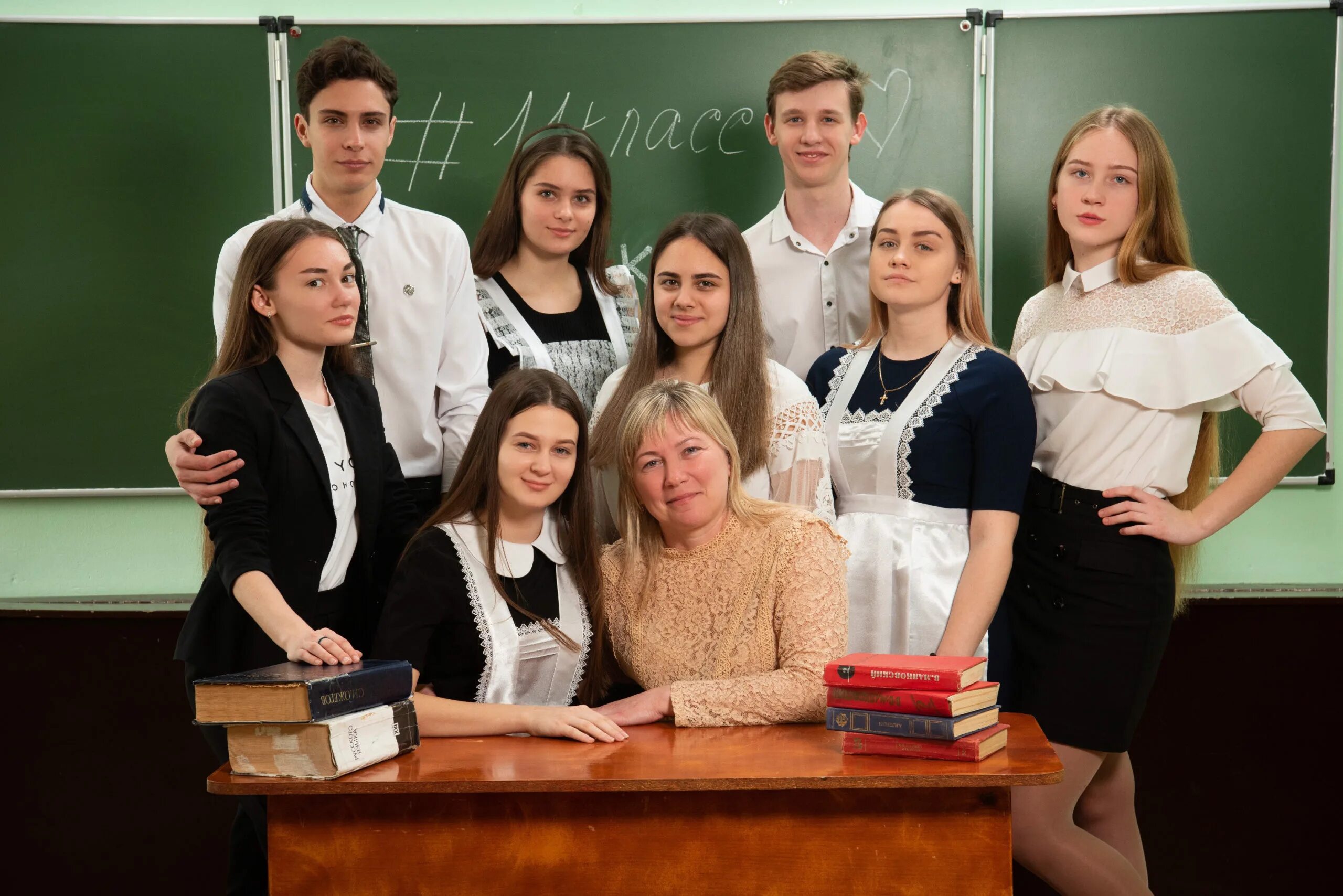 Как выглядит 11 класс. 11 классники. 5 классницы. 7 классницы. 9 классницы.