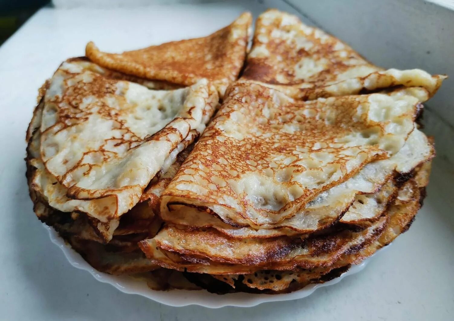 Блинчики на сыворотке. Блинчики на сыворотке тонкие. Вкусные блины на сыворотке. Блинчики на сыворотке очень вкусные. Рецепт дырявых блинчиков