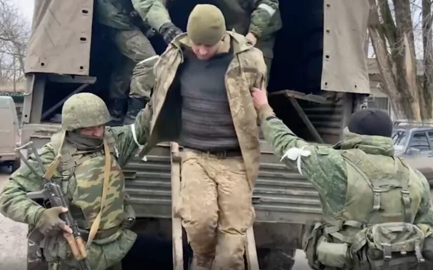 Украинские военные в плену. Российские военные в плену. Плен Украина русские солдаты. Пленные украинские солдаты. Пленные украинцы в плену