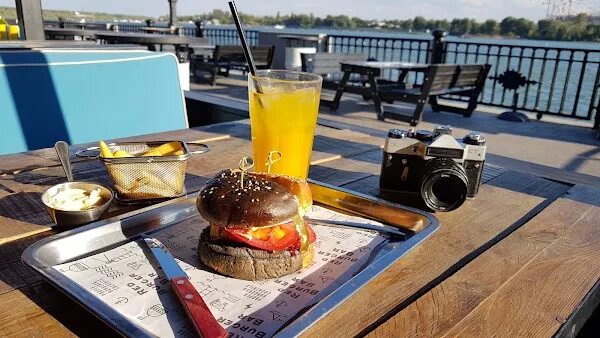 Чисто ростов бар. Red burger bar ростов на дону. ред бургер ростов на дону набережная. прибрежный бар. фут бар.