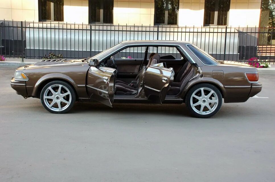 Nissan laurel c33 окна. Автомобиль без центральной стойки. Машины без стоек. Машины без стоек. Машины без стоек.