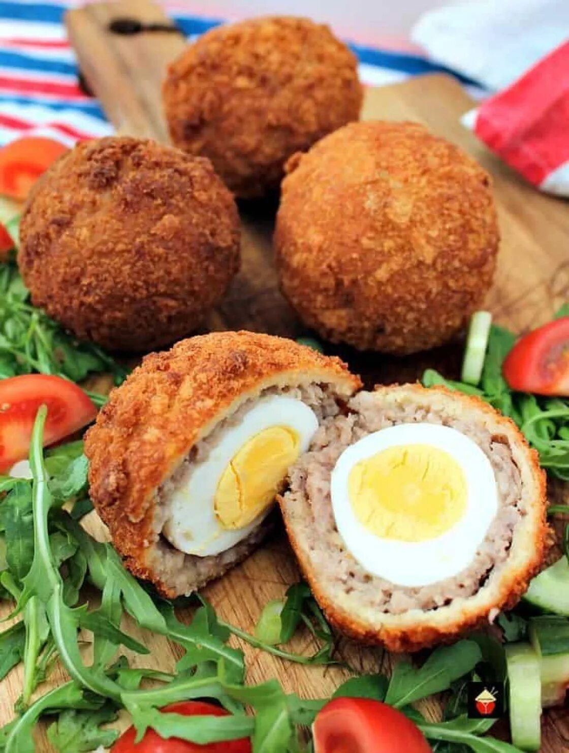 Котлета внутри. Scotch egg. яйцо по-шотландски. котлета с яйцом. котлета по шотландски.