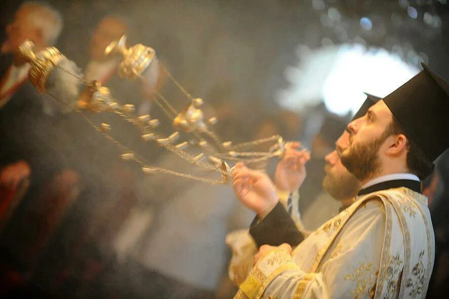 каждение ладаном митрополит амвросий. священник в церкви с кадилом. каждение ладаном митрополит амвросий. поп с кадилом. каждение ладаном митрополит амвросий.