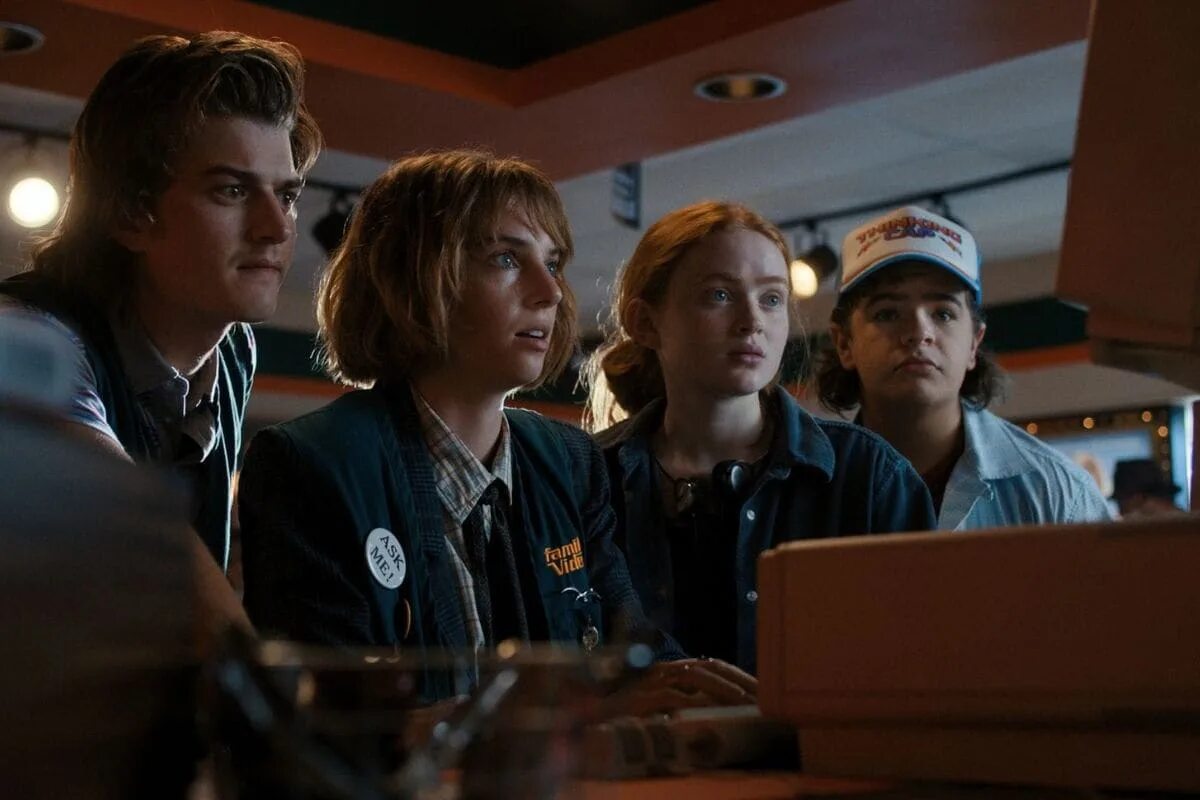 Очень странные дела сериал 2 сезон. Очень странные дела 4 сезон финал. Оди очень странные дела 2 сезон. Векна генри крил stranger things. Оди очень странные дела 3 сезон.