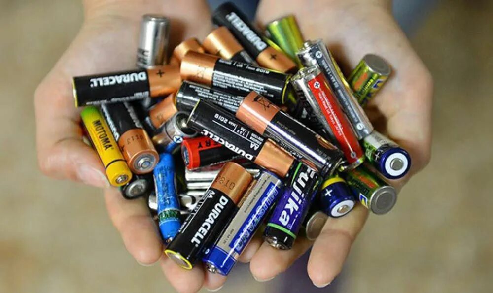 Батарейки. Кучка батареек. Батарейки в руках. Пальчиковые батарейки куча. Battery collection