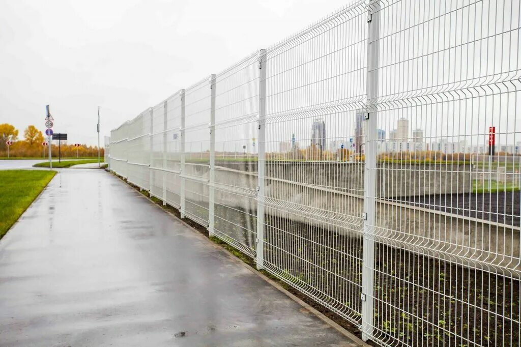 Американский забор. Забор бастион 2д. Grand fence. Изгородь из дерева. Дешёвый временный забор на участке.