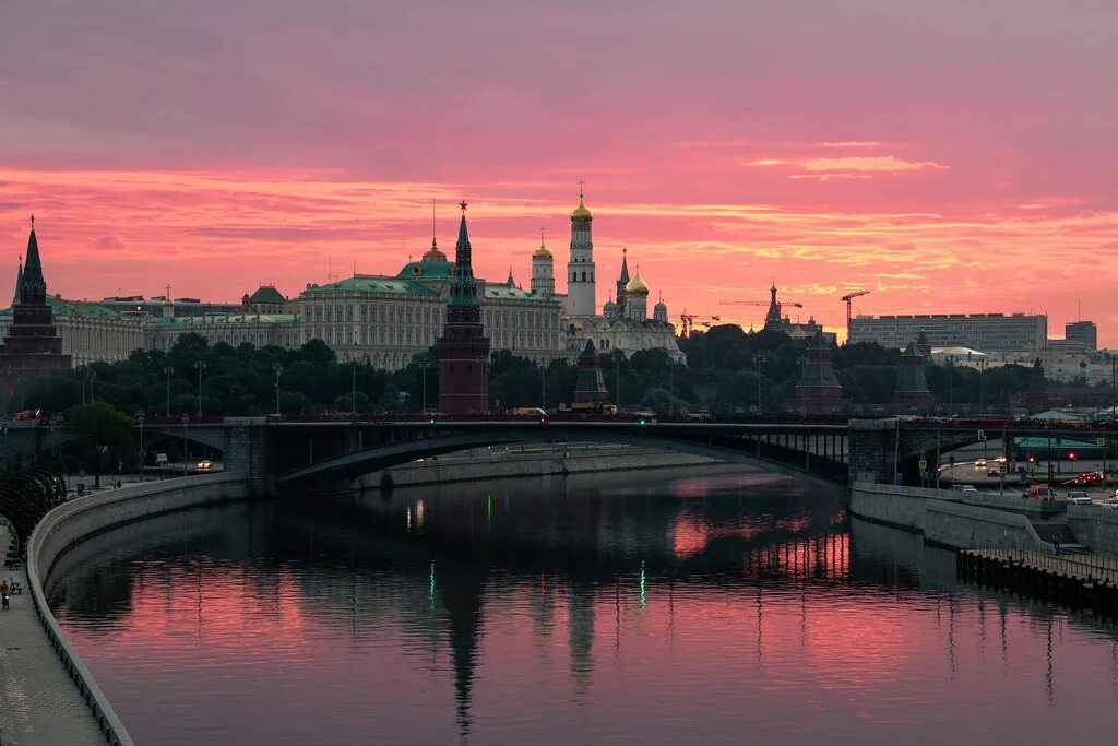 Доброе утро москва. Реки Москвы. Кремль Москва. Утро в Москве. Рассвет над Москвой рекой.