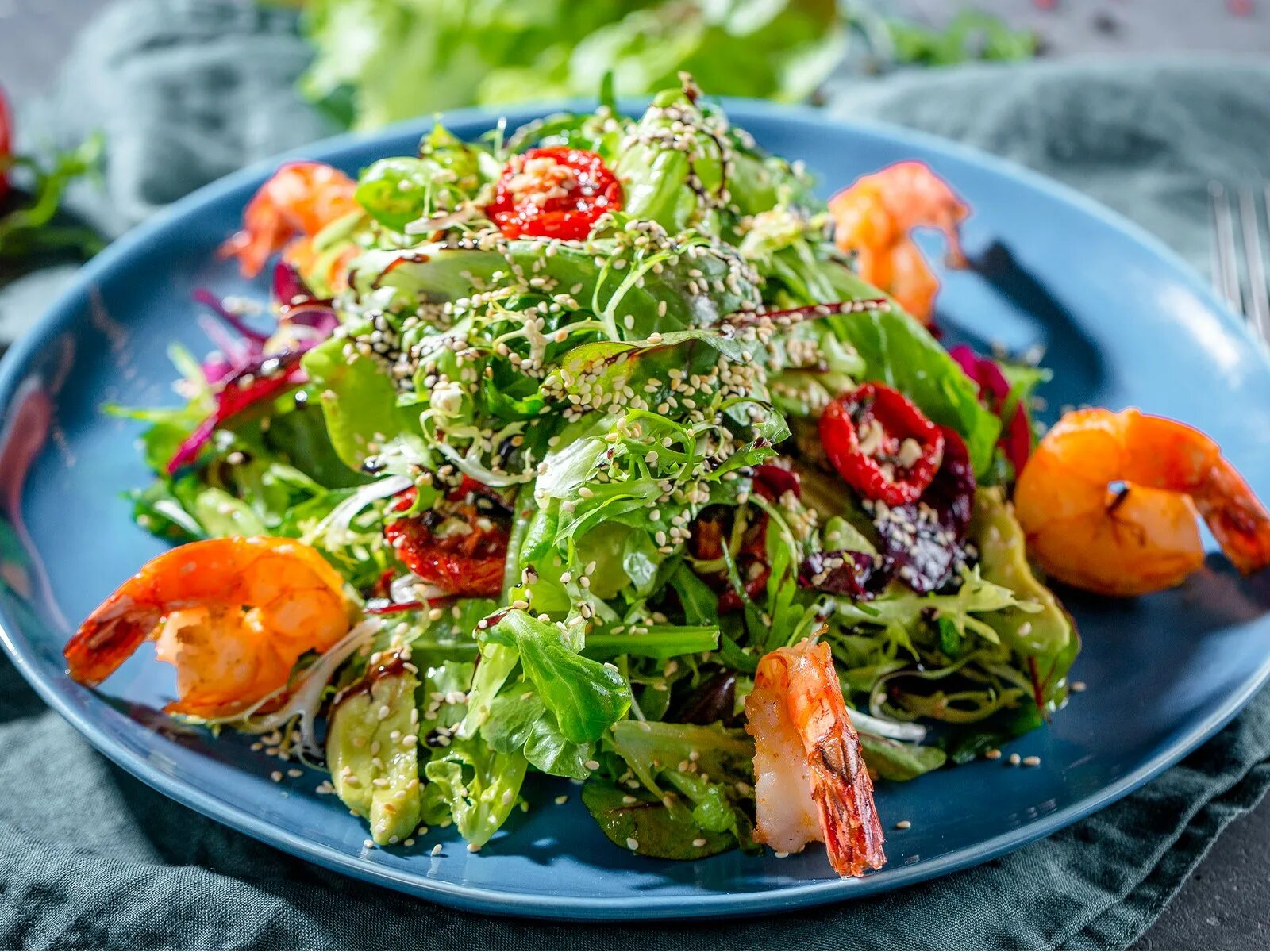 Ух ты кухня салаты. Салат с тигровой креветкой. Салат на мужскую компанию. Теплый салат с кальмаром и каракатицей. Салаты в столовой.