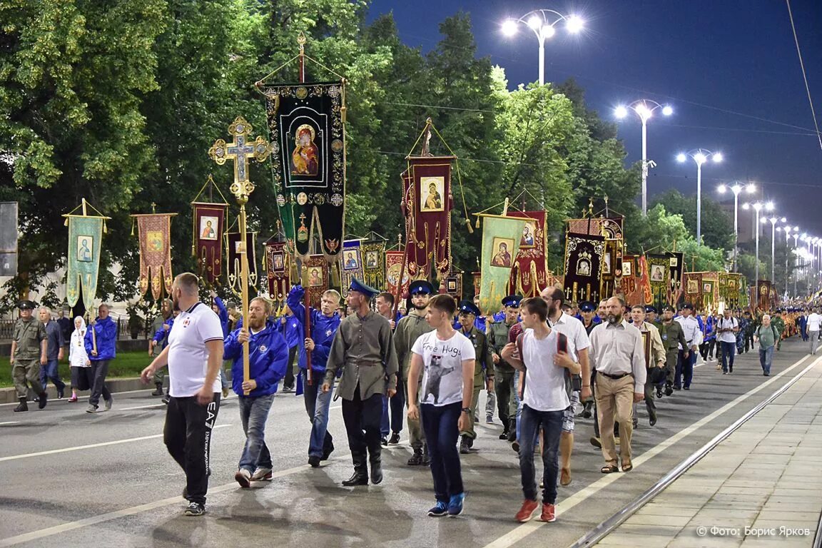 Крестный ход креста. Крестный ход Пермь белая гора 2019. Крестный ход Пермь 2022. Царский крестный ход в Екатеринбурге 2023. Царские дни в Екатеринбурге.