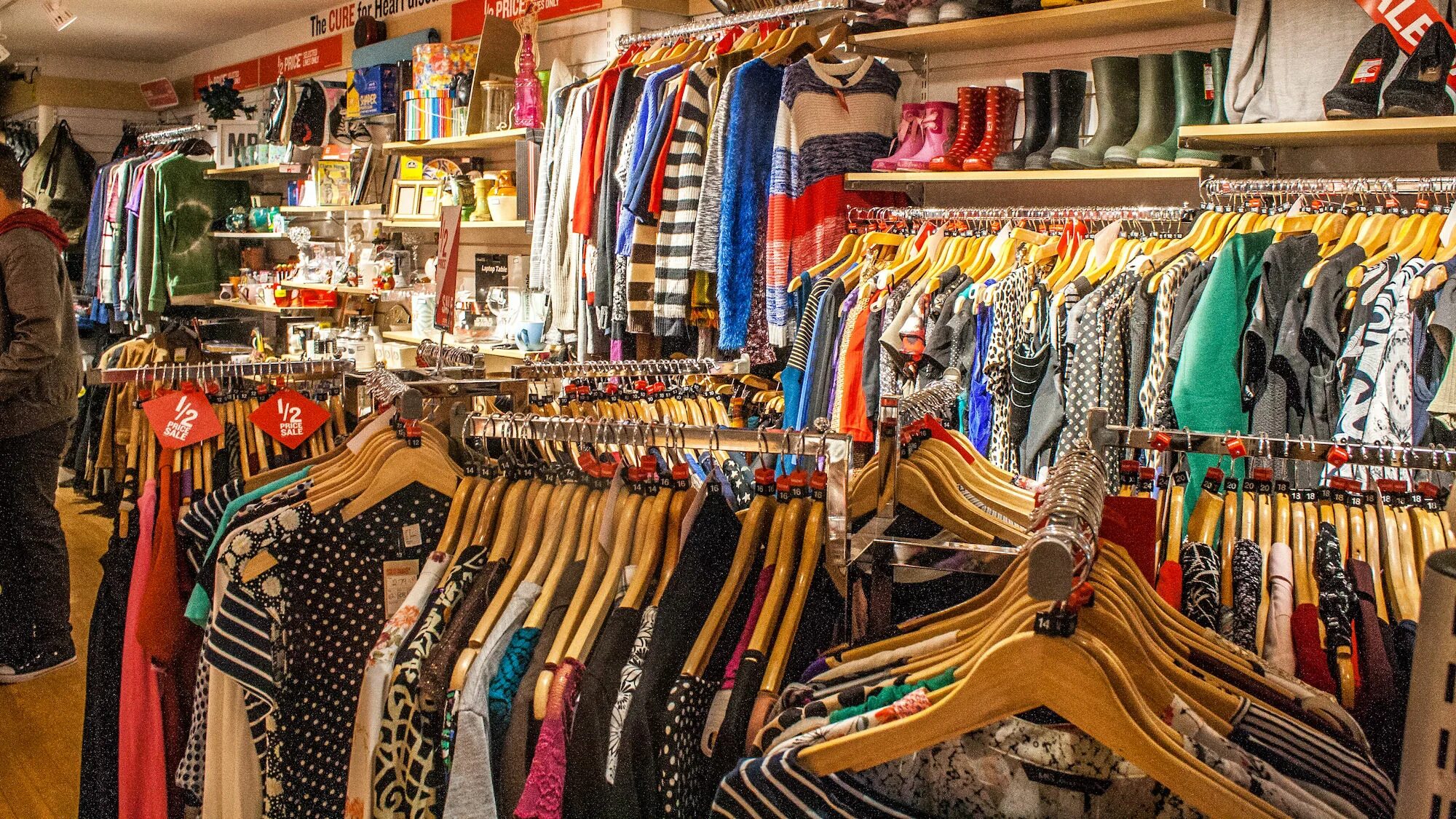 Items магазин одежды. Charity shops. Очень большие фотографии одежды в магазине. ЮАР Кейптаун шоппинг одежда.