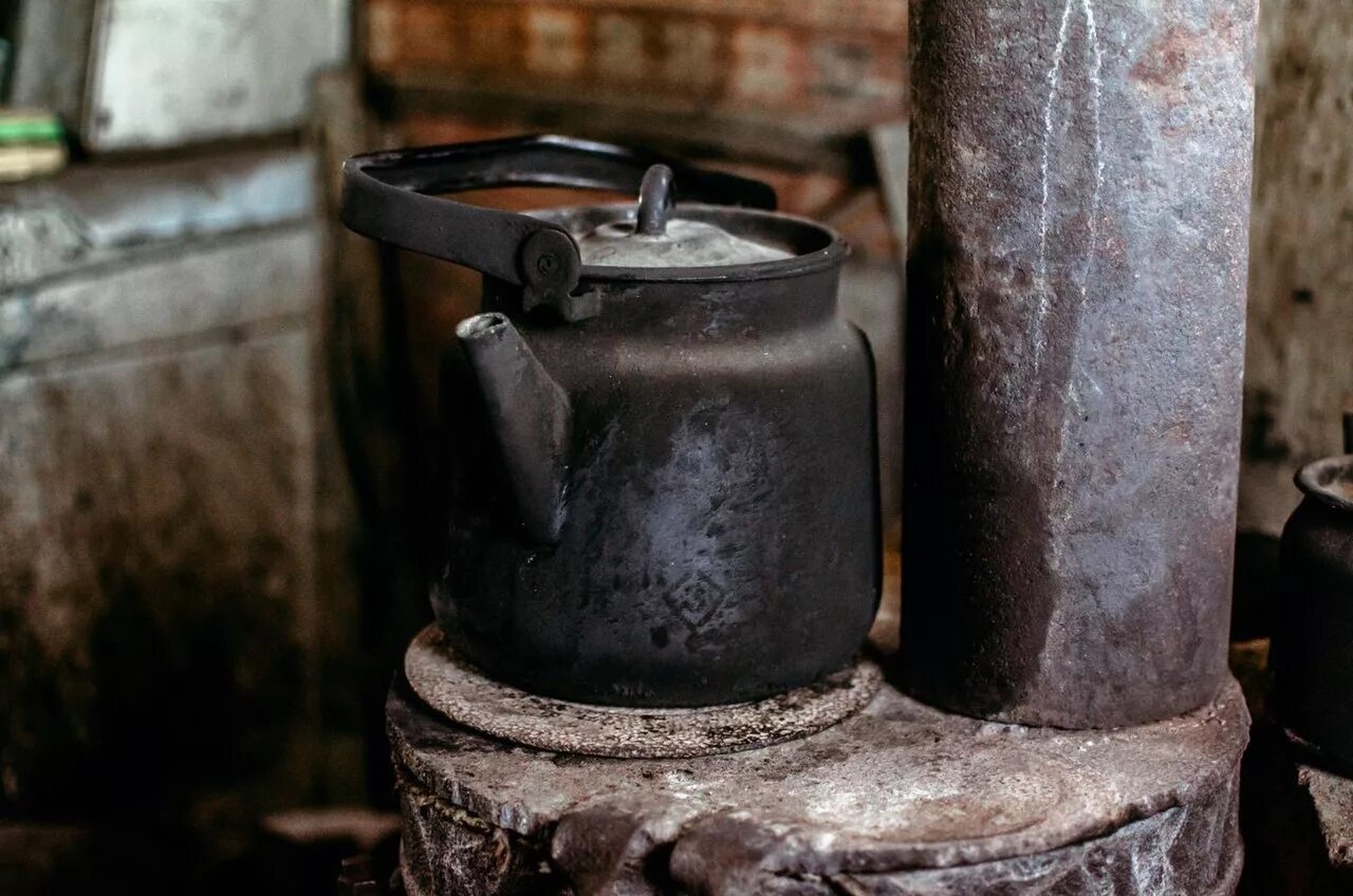 Печка буржуйка блокада ленинграда. Печь буржуйка блокада ленинграда. Печка буржуйка 1941 старыемфото. Ребенок у буржуйки в блокаду ленинграда. Печь буржуйка ленинград.