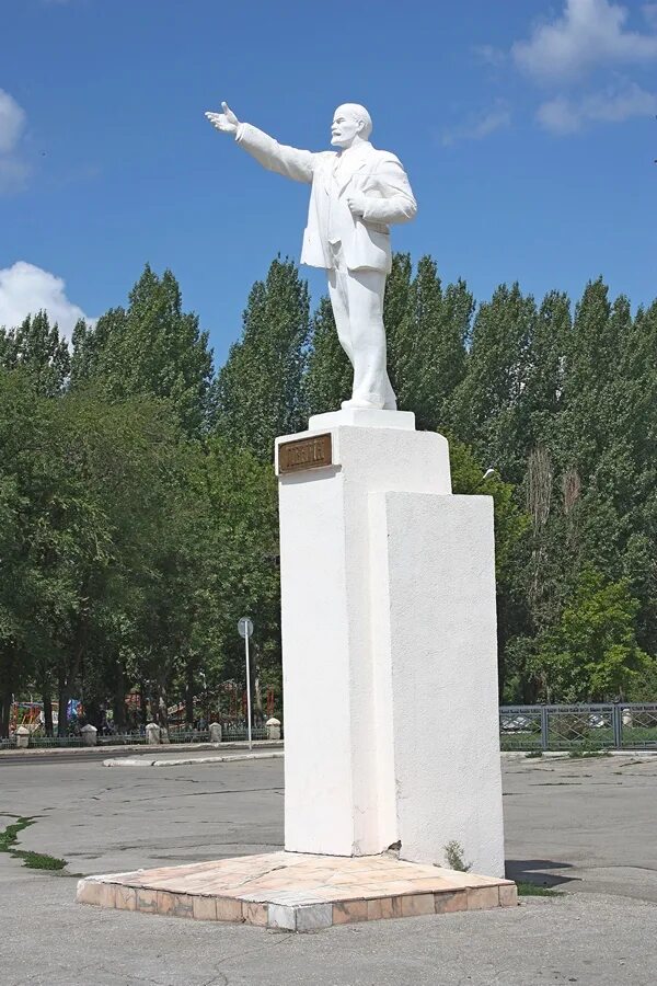 Чапаев самарская область. Памятник Ленину Чапаевск. Чапаев статуя в Чапаевске. Чапаевск ,БК Чапаева памятник Ленину. Чапаевск город Самарская обл памятник Чапаеву.