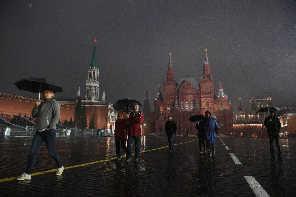 Rain area. Красная площадь дождь. Погода в Москве. Красная площадь под дождь. Москва ждет.