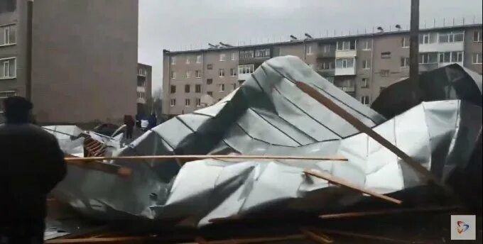 Песня сорвало крышу. У дома сорвало крышу. кохма сорвало крышу. сорвало крышу от любви. ветер сорвал крышу в хабаровске.