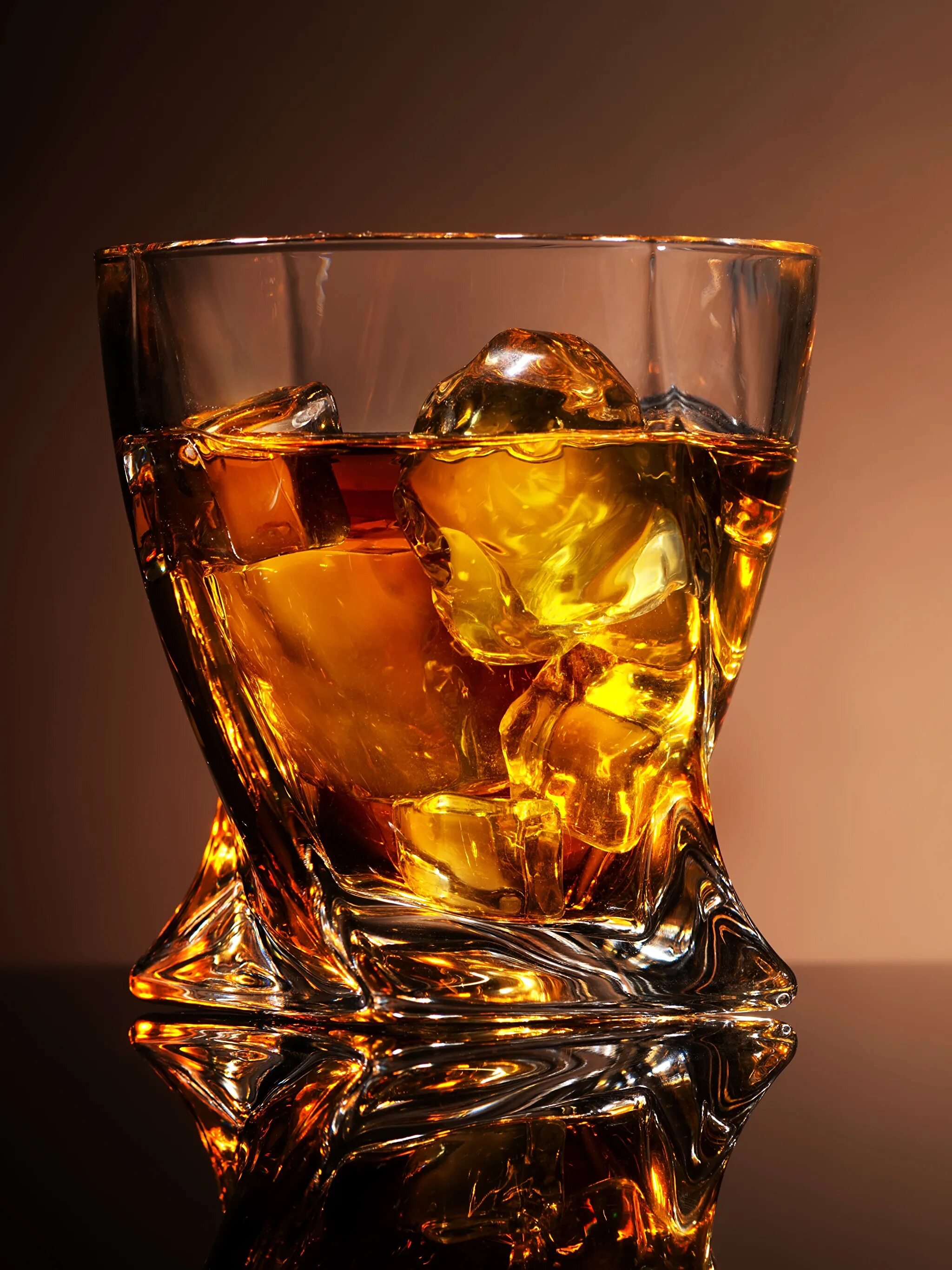 Виски Highball. Бокалы для виски. Стакан виски со льдом. Рюмки для виски