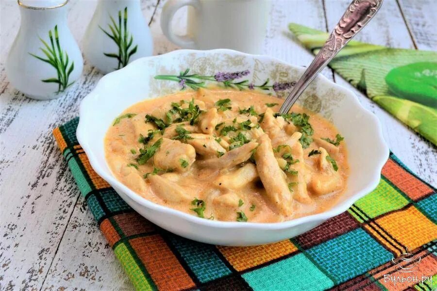 Бефстроганов из грудки. Куриный бефстроганов. бефстроганов со сметаной. бефстроганов в сметанном соусе. бефстроганов со сметанным соусом.