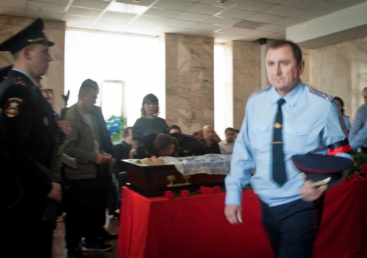 Погибшим полицейским. Салынкин андрей полицейский. андрей баннов полицейский. в ельце простились с полицейским. простились с полицейским погибшим в суворове.