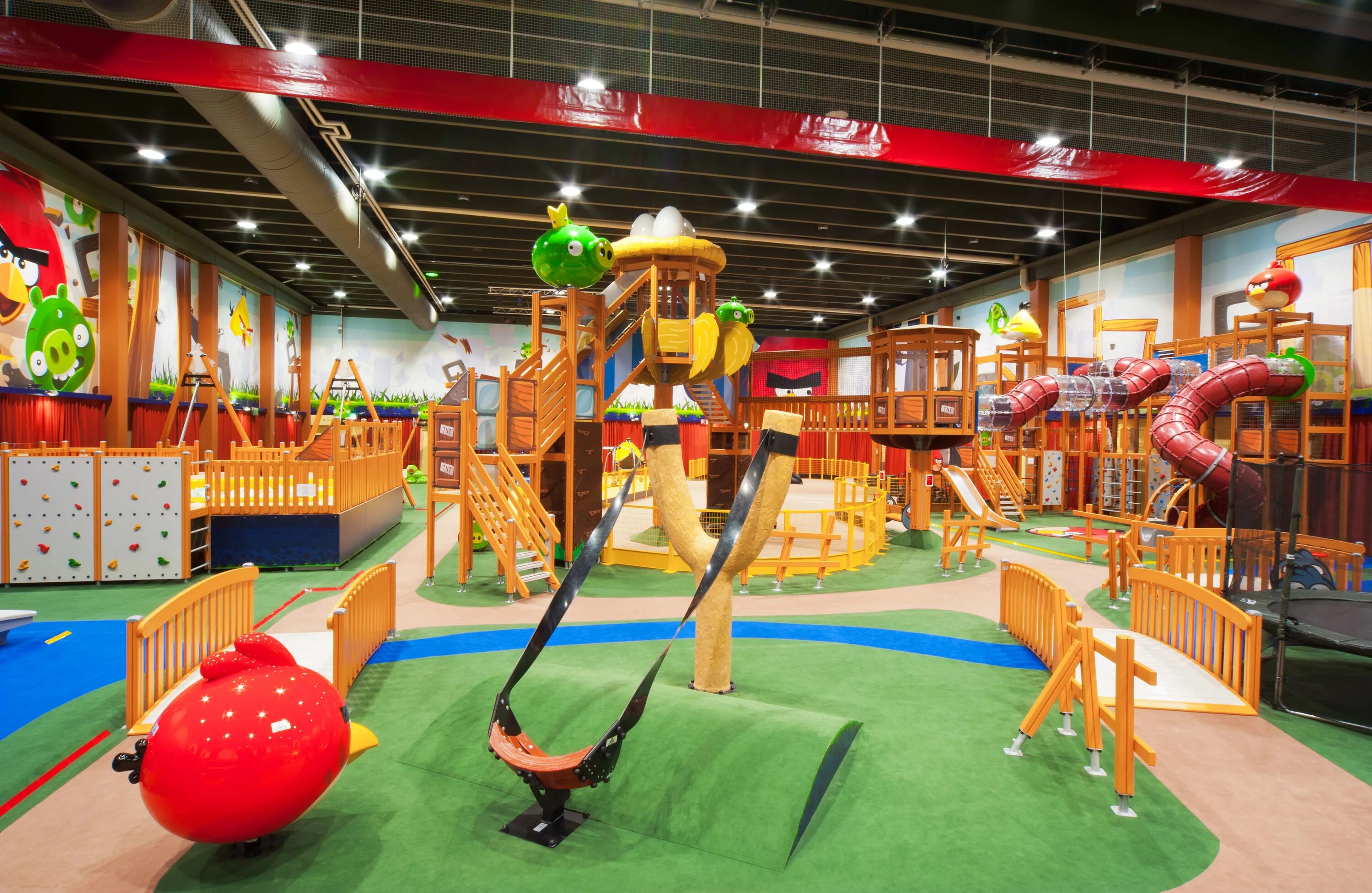 Активити парк Angry Birds в Санкт-Петербурге. Парк развлечений Angry Birds activity Park в Санкт Петербурге. Энгри бердз парк СПБ. Энгри бердз парк в Европолисе.