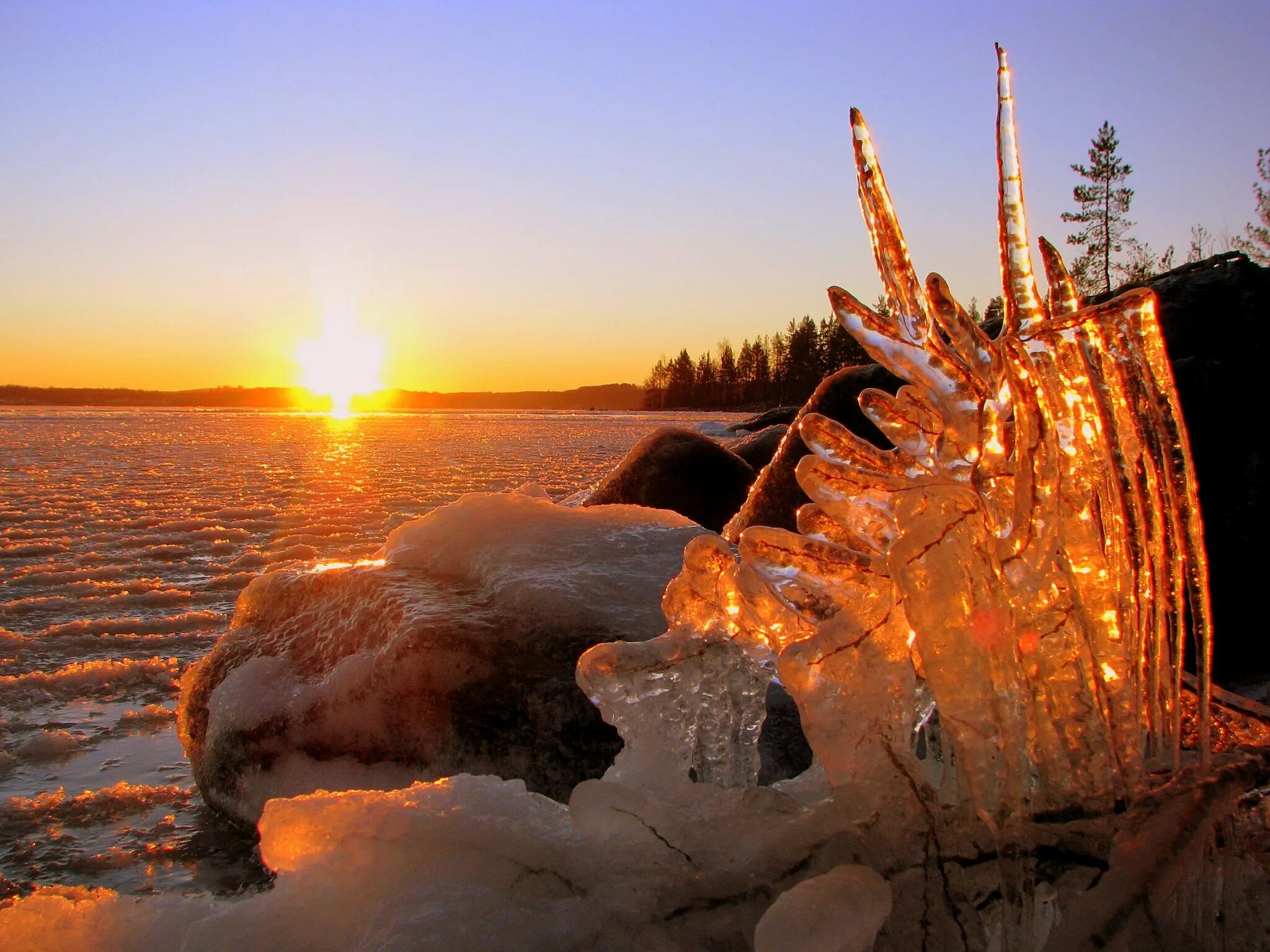 На утро растаял. Зима солнце. Рассвет на зимнем озере. Рассвет на Байкале зимой. Закат зимой.