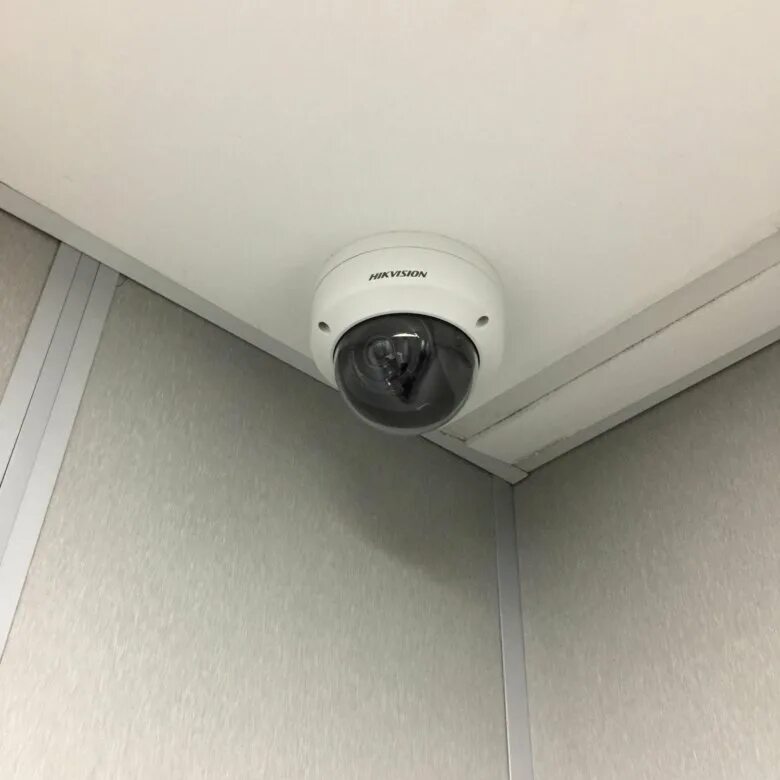Потолочная камера видеонаблюдения. Видеонаблюдение в квартире. Купольная камера на потолке. Камера видеонаблюдения для квартиры. Установлена камера в квартире можно