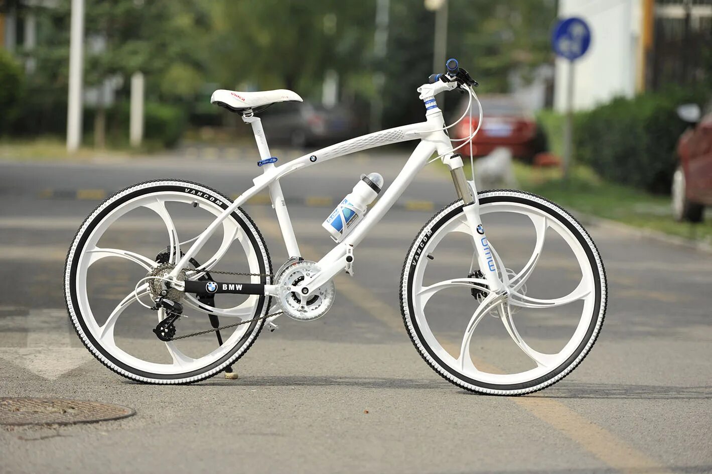 Взрослый велосипед белый. Велосипед BMW x770. Велосипед BMW x6. Велосипед BMW x1 белый. Велосипед БМВ м5.