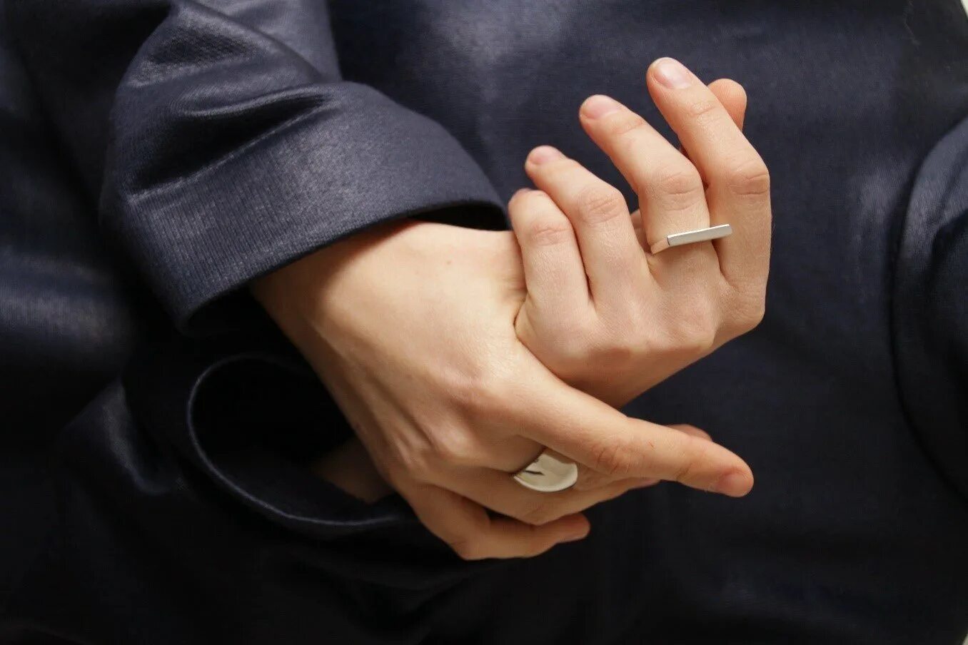 Сон одели кольцо золотое кольцо. Кольцо на среднем пальце. Обручальное кольцо на пальце. Мужские обручальные кольца на руке. Мужское обручальное кольцо на пальце.