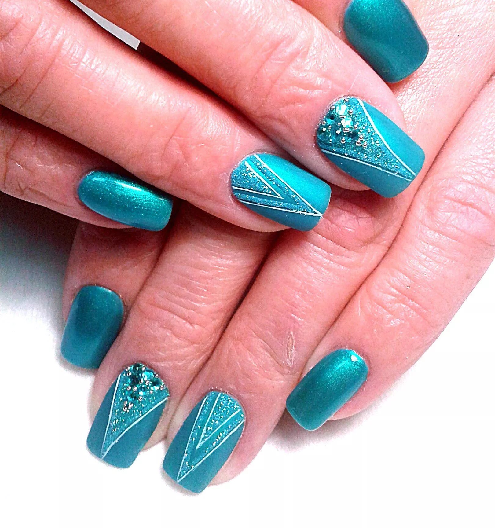 Бирюзовые матовые ногти. Бирюзовый маникюр 2022 миндаль. Маникюр с бирюзовым цветом. Дизайн ногтей новинки бирюзовый. Дизайн ногтей новинки бирюзовый.