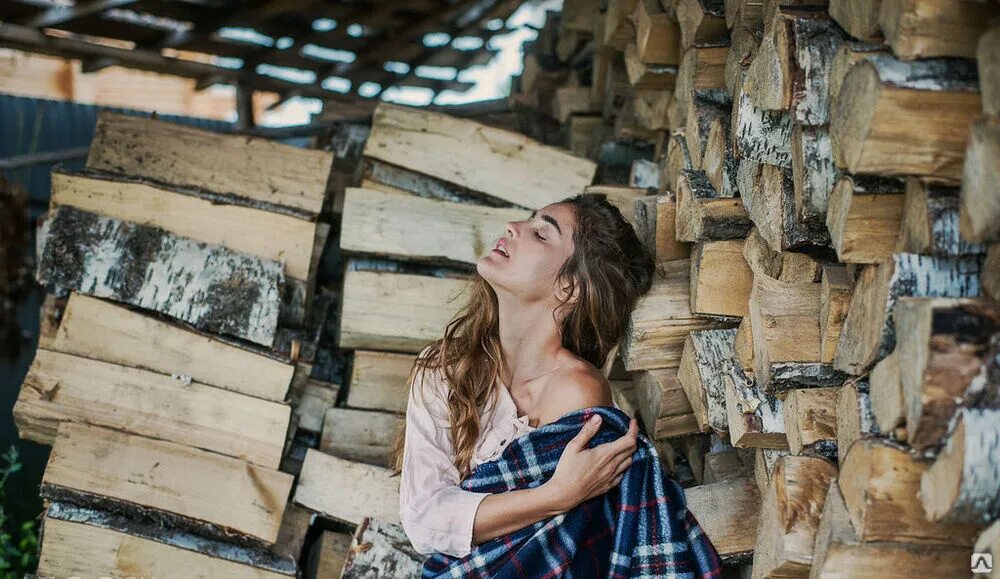 Женщина с дровами. Алиса дров. Фотосессия на фоне дров. Фотосессия с дровами. Номер телефона якшанги дрова.