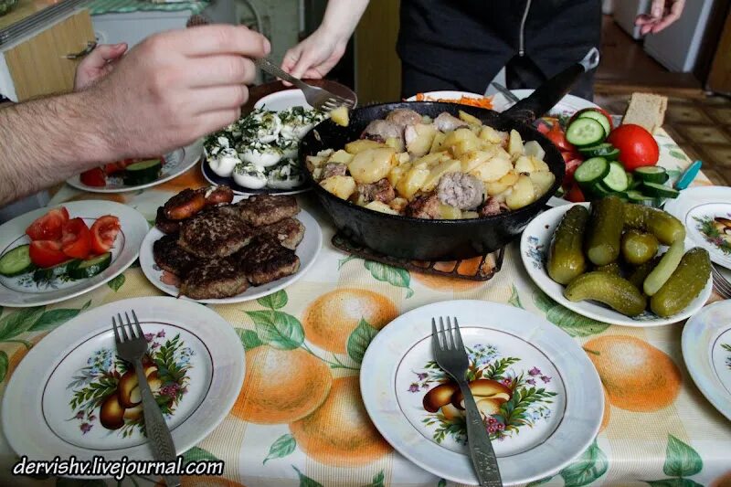 Накрытый стол с едой. Домашний стол с едой. Накрытый стол обед. Накрытый стол по домашнему. Ужин в деревне