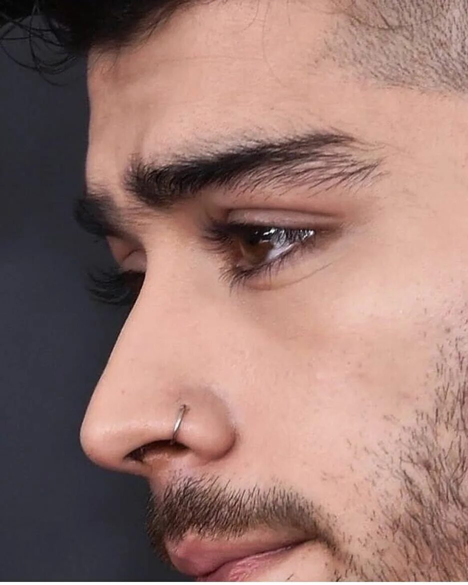 Нос парня. Зейн Малик пирсинг. Зейн Малик ресницы. Zayn Malik пирсинг. Зейн Малик пирсинг носа.