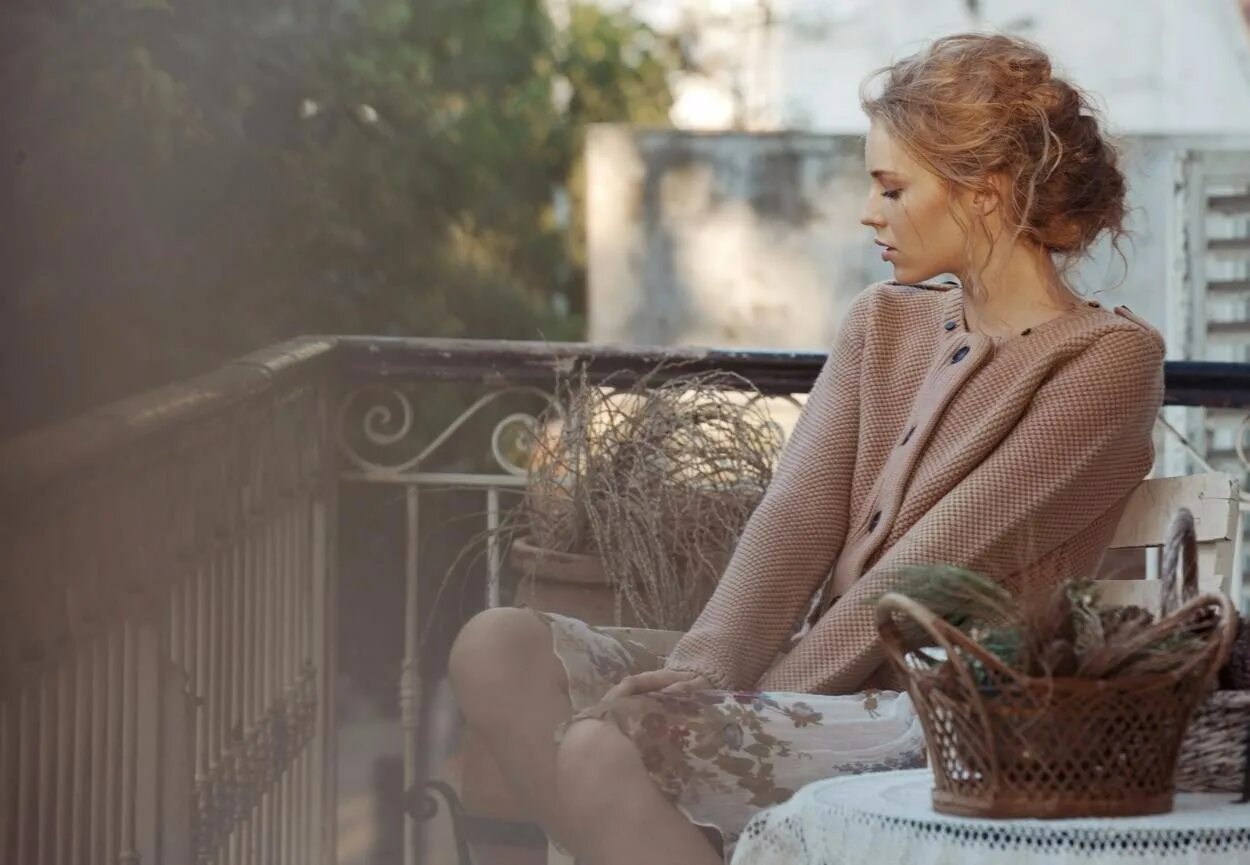 Девушка уходит. Любимая женщина. Она любила женщину. Ты поймёшь но будет поздно. Она любила женщину.