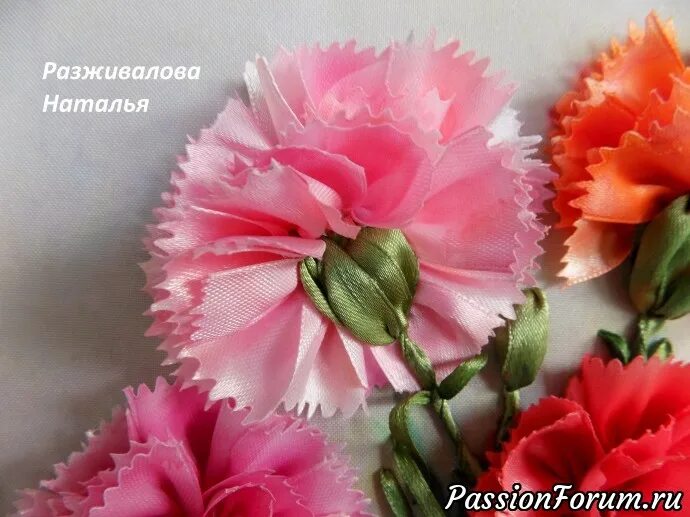 Гвоздика из атласных. Гвоздички из атласных лент. вышивка лентами нвощлики. вышивка лентами гвоздики. гвоздика из атласной ленты.