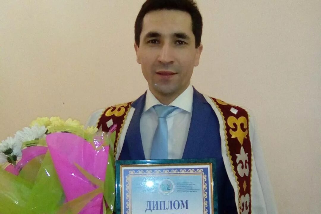 Юнир. Юнир сагинбаев тэгэрэне алмалай гумер текст песни. Юнир сагинбаев тэгэрэне алмалай гумер текст песни. Юнир сагинбаев биография семья дети. Юнир сагинбаев.