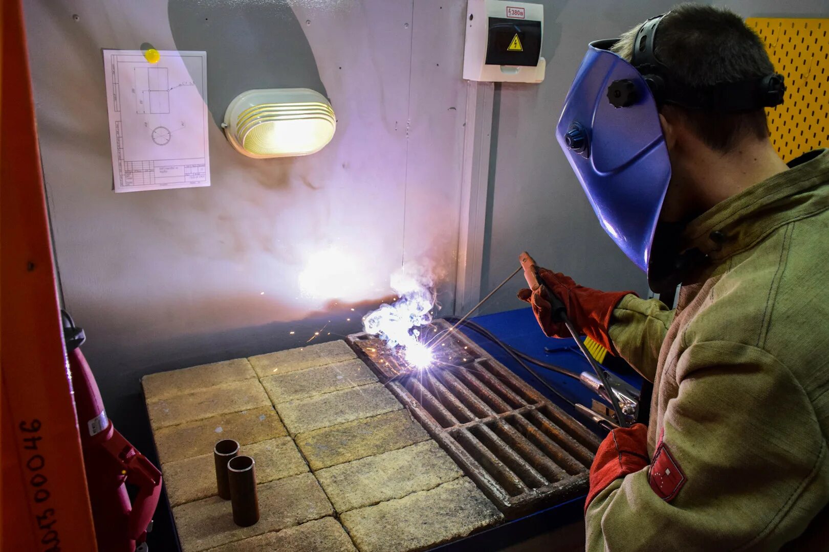 стол сварщика в мастерскую. сварочные мастерские. цех сварки. оборудование сварочной мастерской. сварочный стол 3d-weld profi d16.