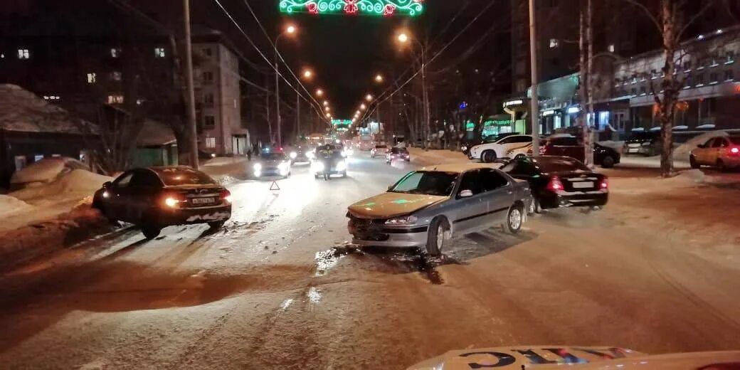 Дтп краснодар с участием детей 10. Новости 15 1 18. Пожар в емецке. Машина сбила работника ростелекома. Дтп в новосибирске 06.