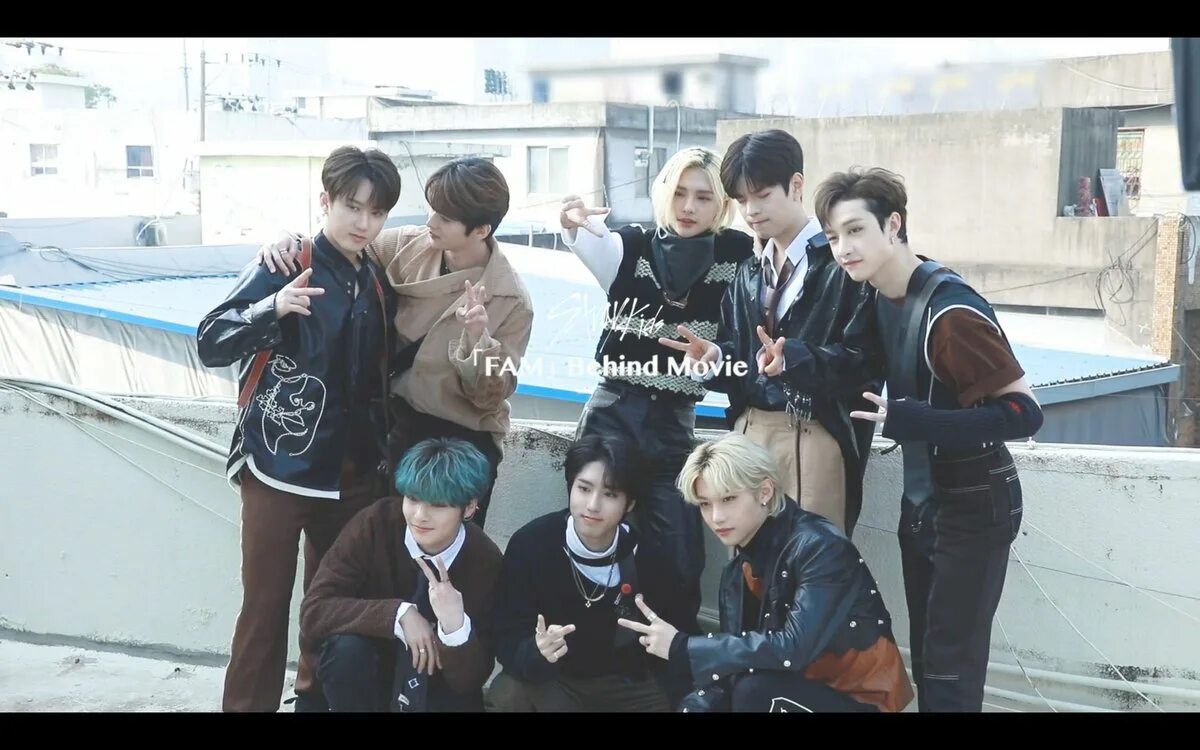 Muddy water stray kids. District 9 stray kids кириллизация. Muddy water stray kids обложка. Hey day stray kids кириллизация. Песня стрей кидс walking on water.