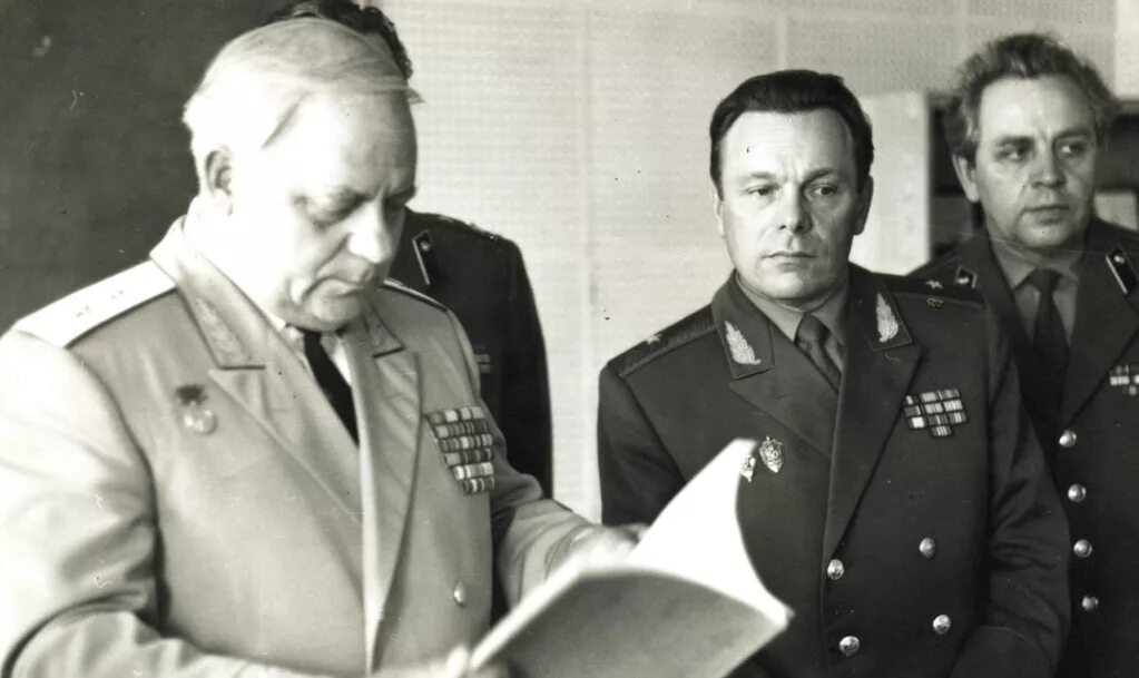 Ленинградское кгб. Генерал госбезопасности. Ленинградское кгб. Ромб вш кгб ссср им дзержинского. Голицынское пограничное училище кгб ссср.