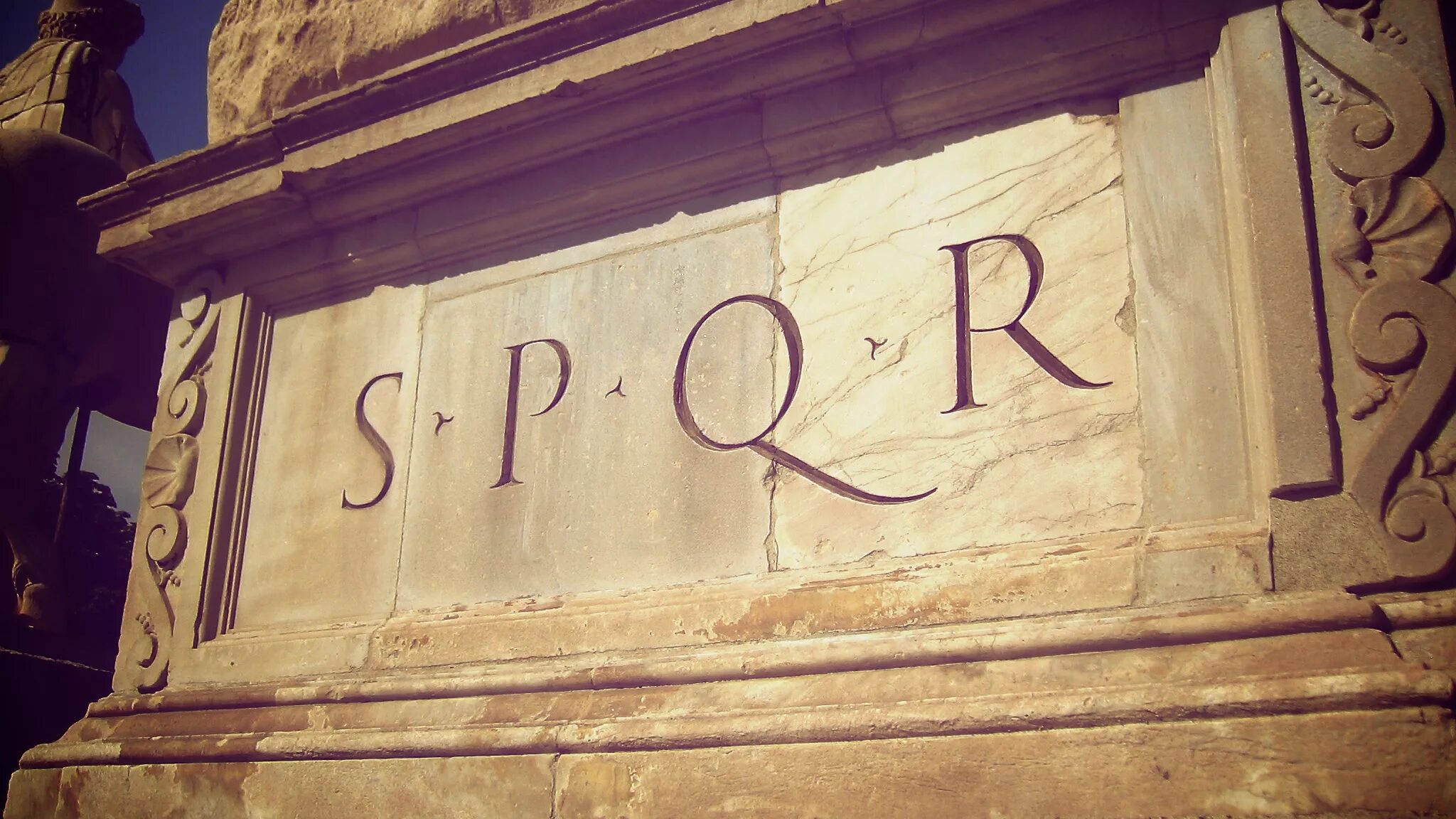 В древнем риме под словом. Древний Рим SPQR. Римский Сенат SPQR. Рим аббревиатура SPQR. SPQR Муссолини.