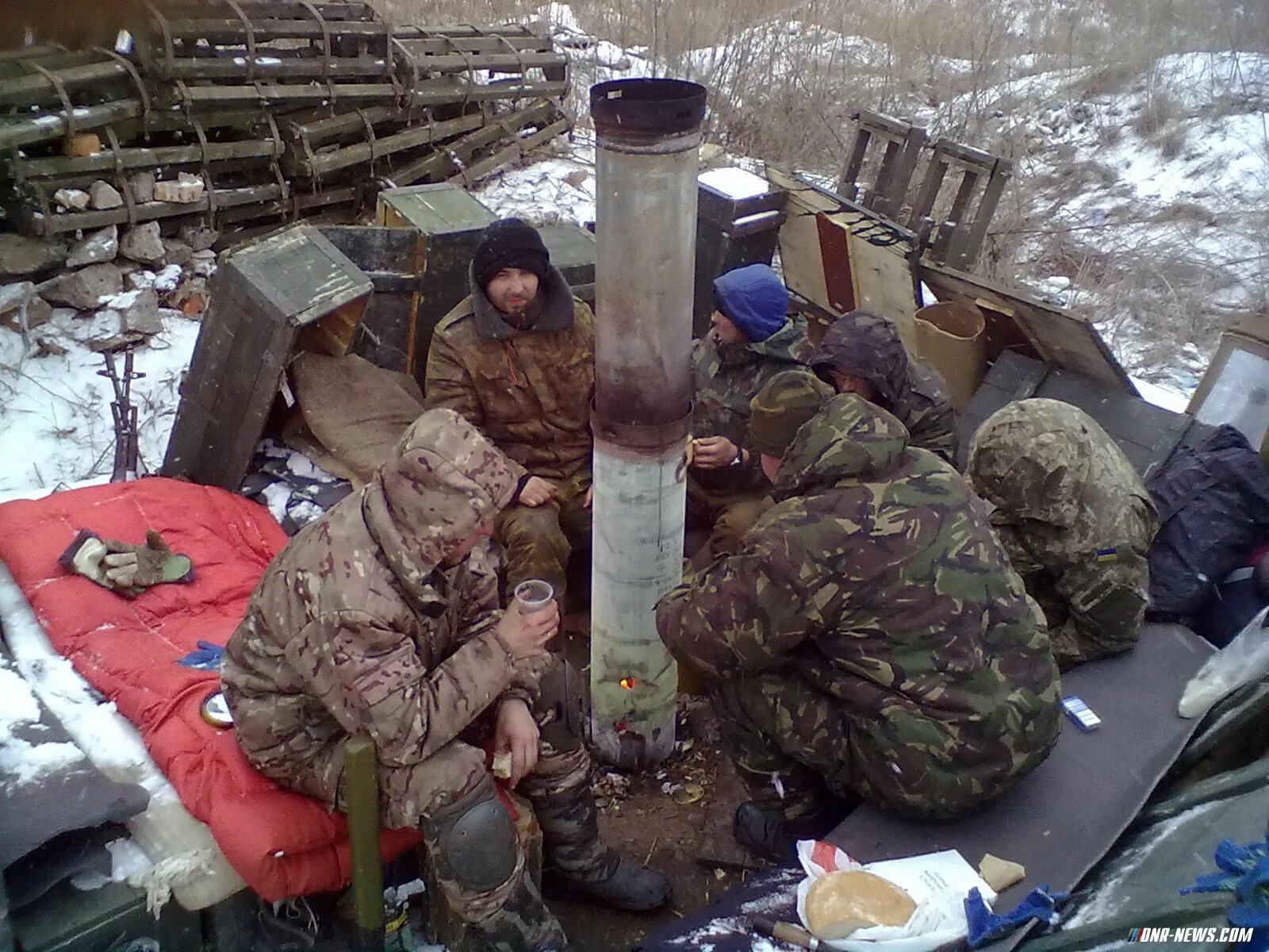 Нищие украинские военные. Украинские солдаты военные бомжи. Военный бомж