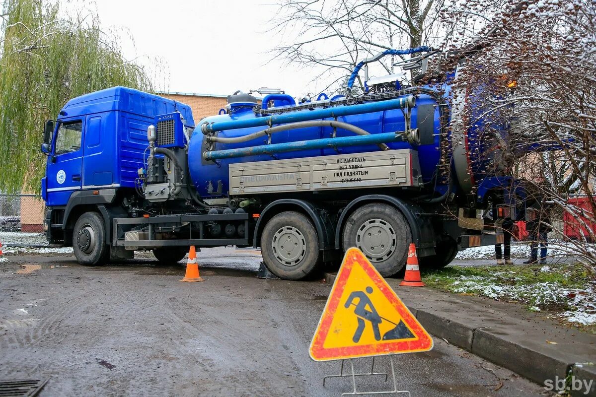 Волгоград аварийная водоканала телефон. Аварийный автомобиль водоканала. МАЗ аварийный. Аварийная Минскводоканал. МАЗ аварийная служба.