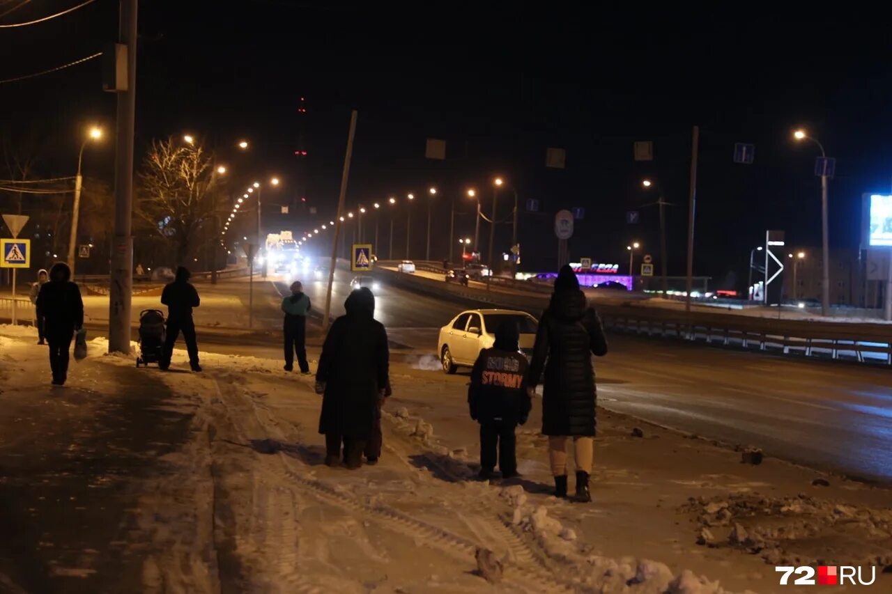 штормовое предупреждение. снег вечером. декабрь 2022 тюмень. тюмень в феврале фото. новогодняя улица тюмень.