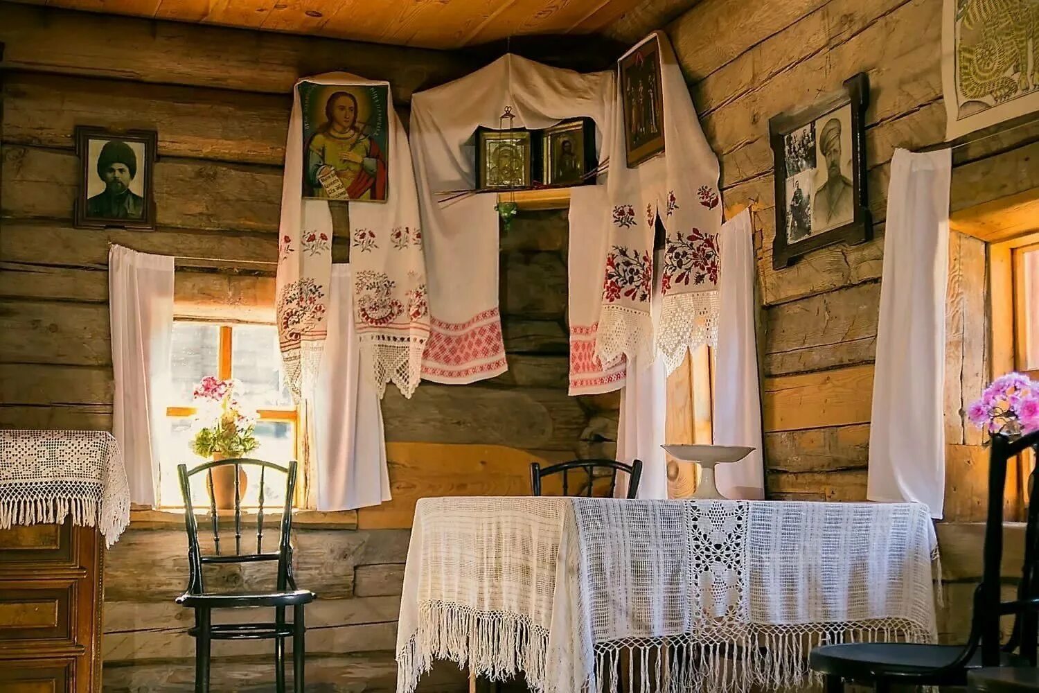 Лавка в красном углу. Лавка в красном углу. Красный угол в древней руси. Красный угол в крестьянской избе. Лавка в красном углу.