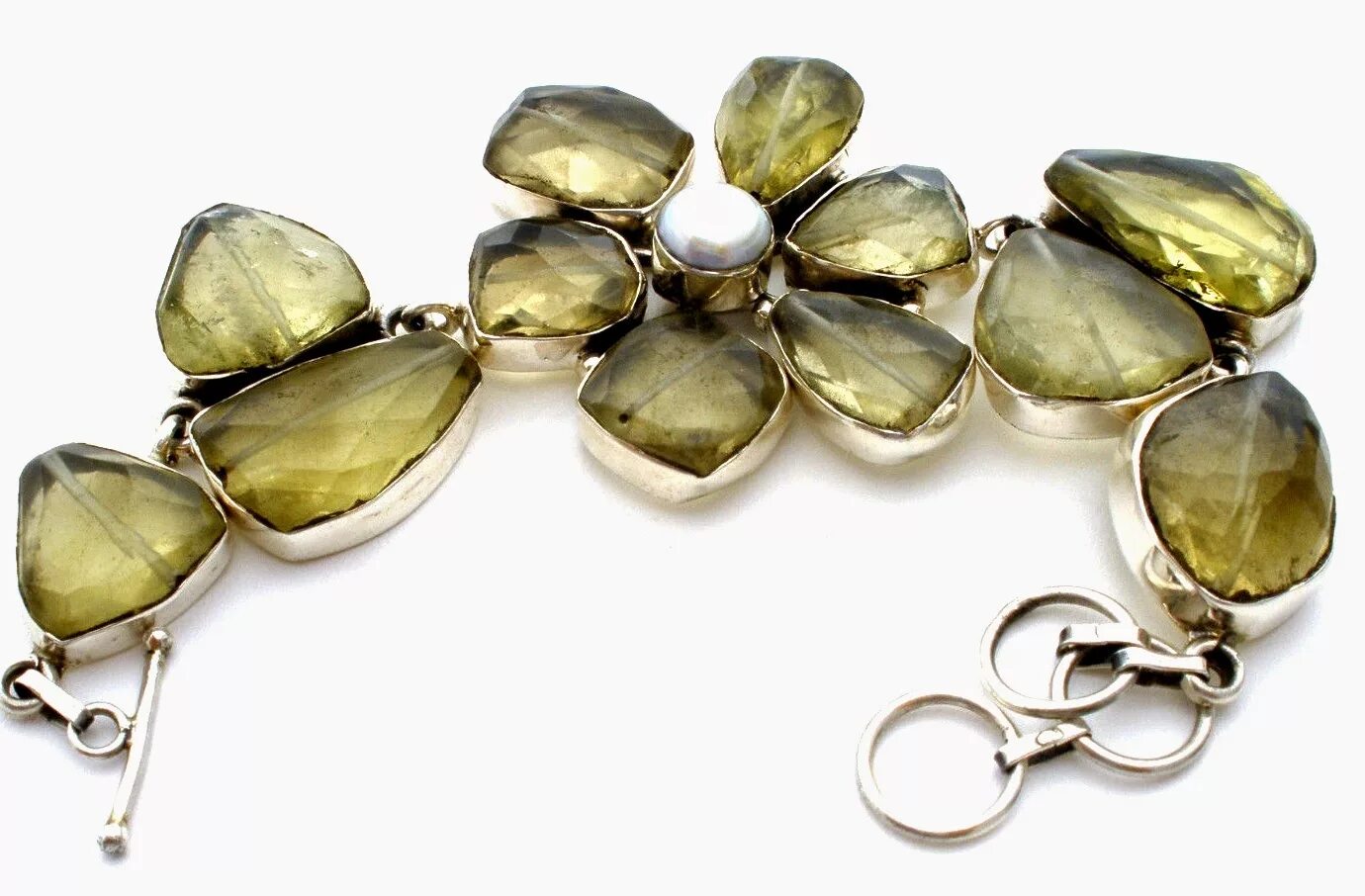 Празиолит камень. Кварц празиолит. Празиолит (зеленый аметист)камень зеленый. Празиолит необработанный. Луковый камень.