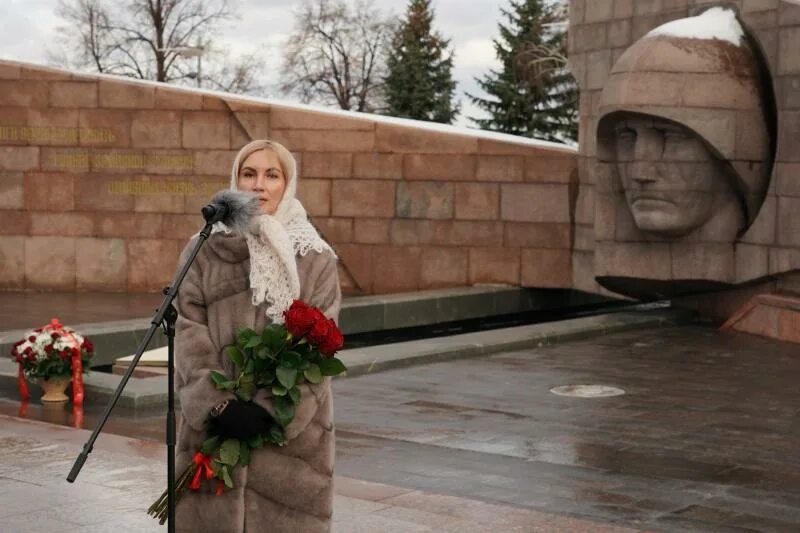 Жена Генерала Колотовкина. Колотовкин генерал лейтенант жена. Колотовкина Самара жена Генерала. Митинг погибшим на сво